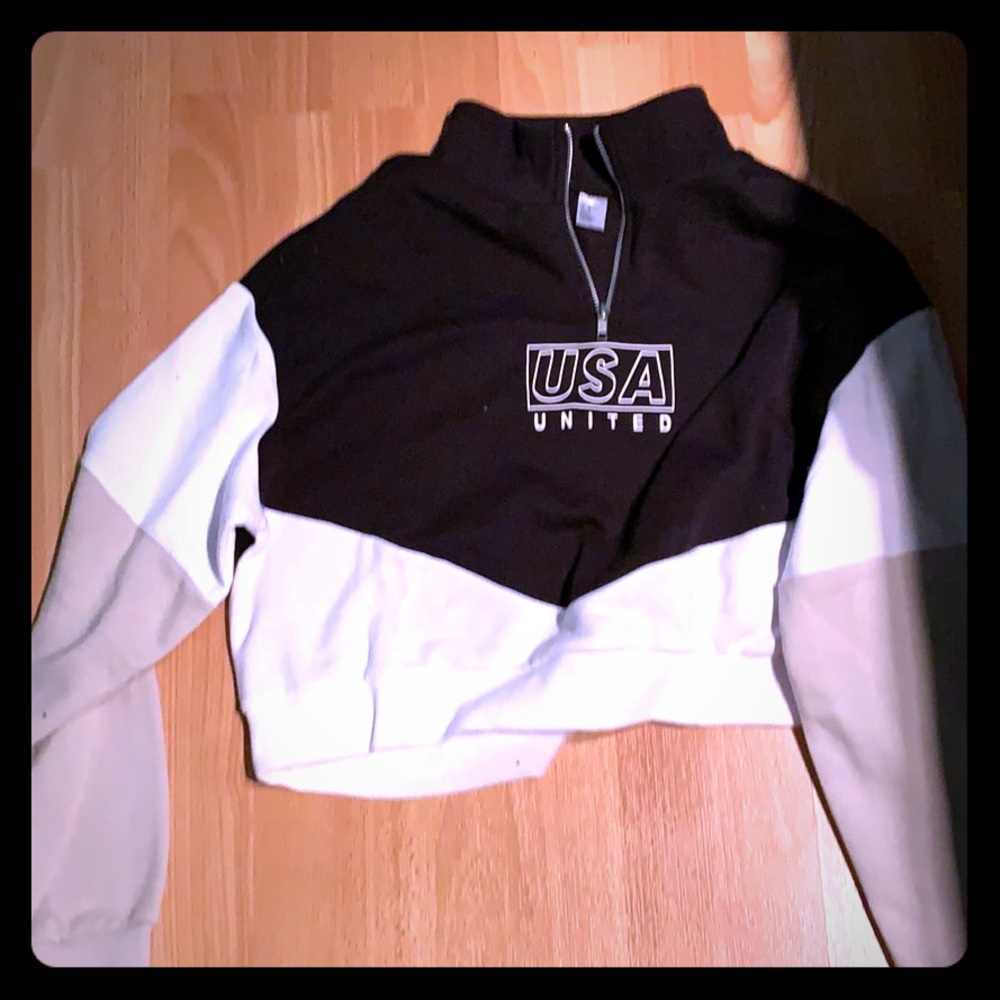 I am selling a sweatshirt that says “ USA United”